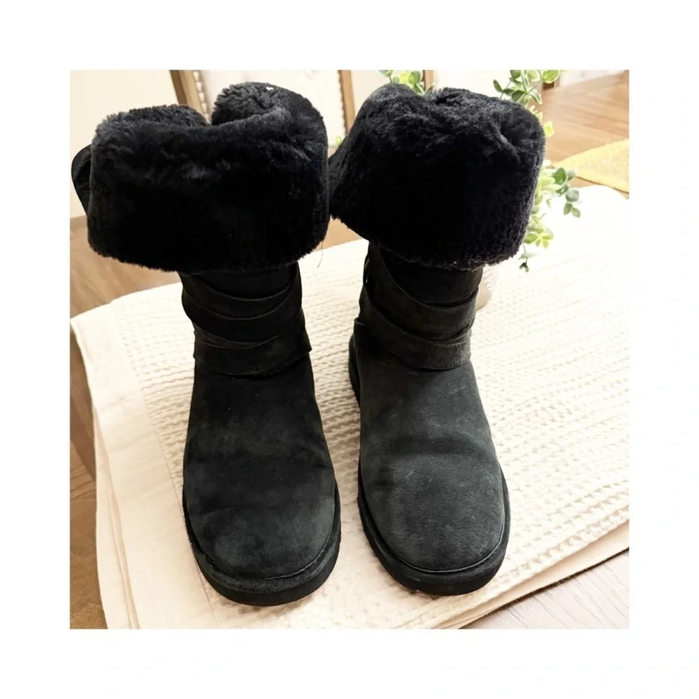 LAMO EUC LIBERTY 12” 100 PERCENT SHEEPSKIN BOOTS WITH STRAPS 9